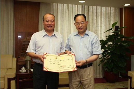 卢志(zhì)强董事長(cháng)接受捐赠纪念证书